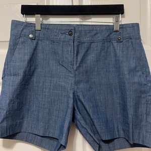 Ladies Isaac Mizrahi Size 8 Cotton Denim.  EUC Classy with button details.